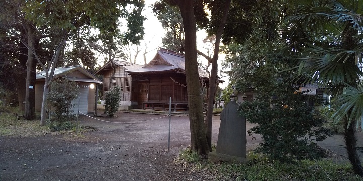 虎狛神社の境内（遠景）