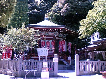 江島神社の奉安殿