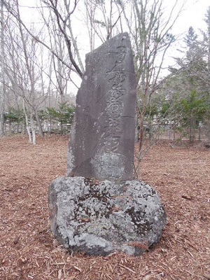 石碑（右から三番目）