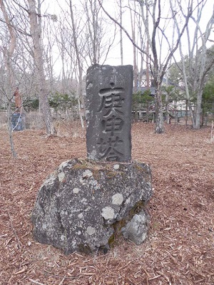 庚申塔（左から三番目）